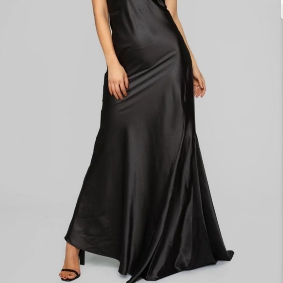 Figure Hugging Satin dress - Picture 5 of 5